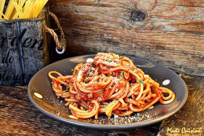 Spaghetti cu sos ragu de pui si parmezan