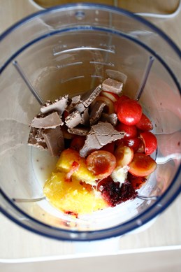 Milkshake cu fructe inghetate si ciocolata