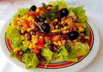 Salata mexicana pe pat de salata verde