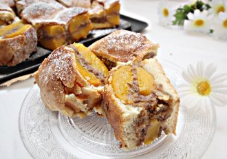 Desert prajitura cu piersici umplute cu nuca si piure de mere