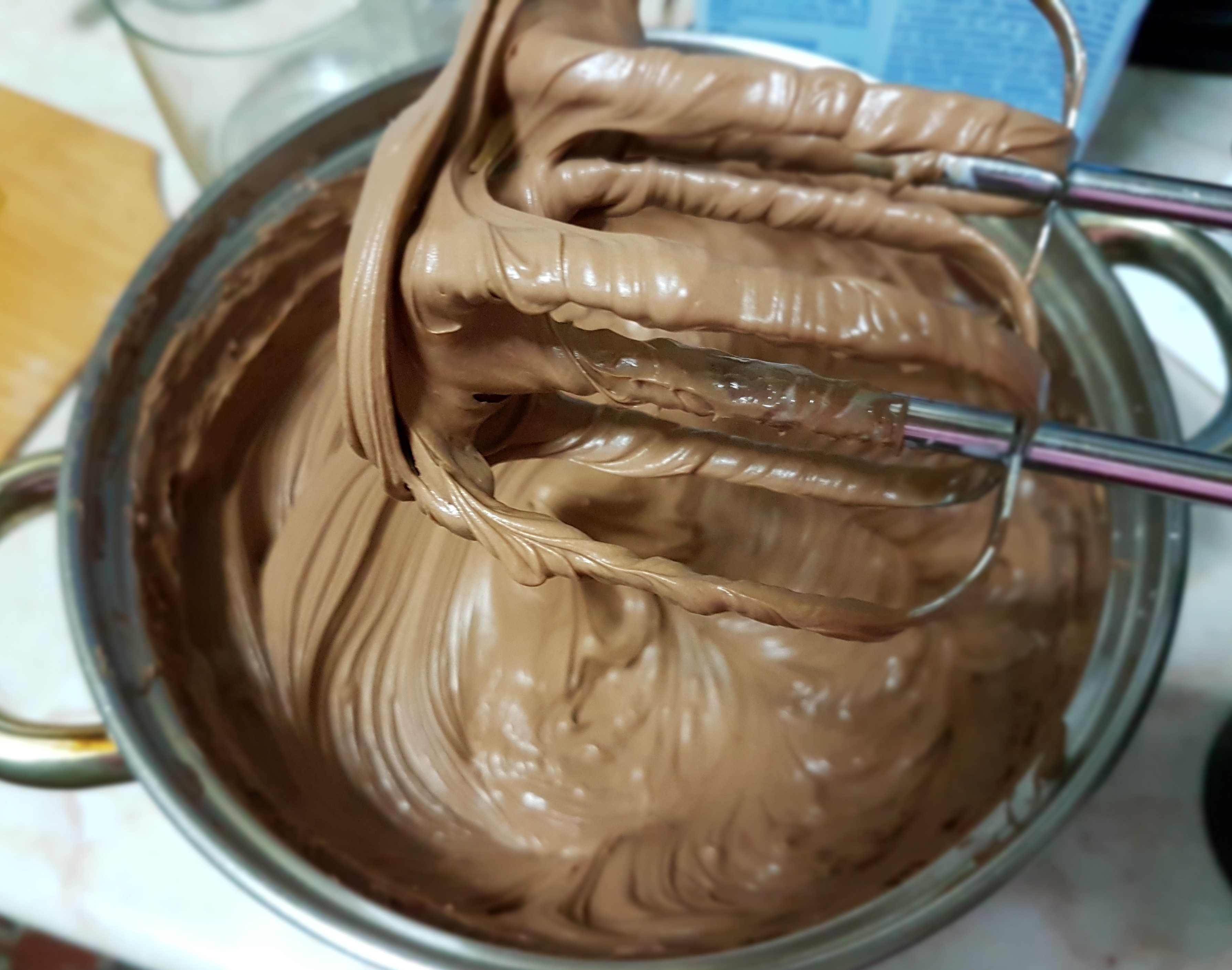 Desert tort cu crema de ciocolata, crema de mascarpone si jeleu de visine