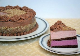Desert tort cu crema de capsuni, mure si ciocolata