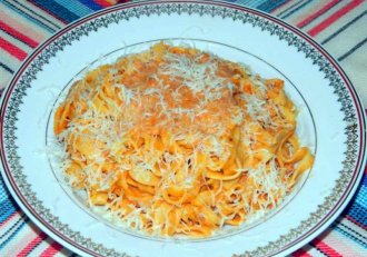 Tagliatelle cu sos bolognese