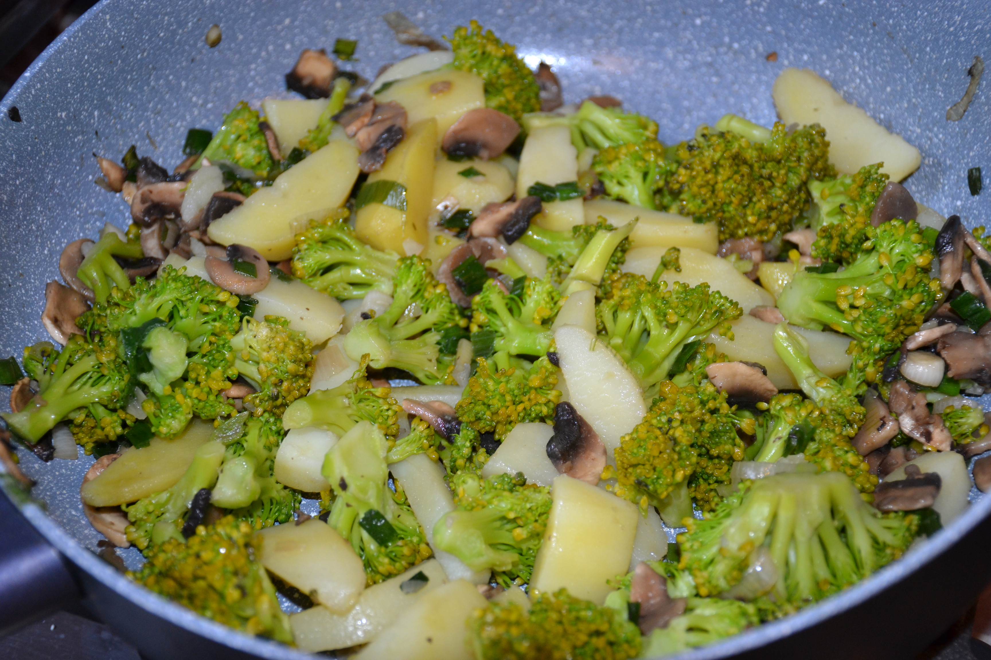 Aperitiv tarta cu broccoli, ciuperci si cartofi