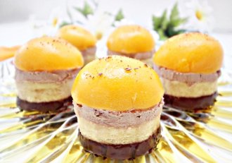 Desert prajituri cu mousse de ciocolata si piersici