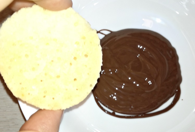 Desert prajituri cu mousse de ciocolata si piersici