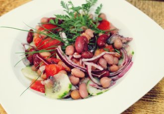 Salata cu fasole alba, rosie, naut si legume de sezon
