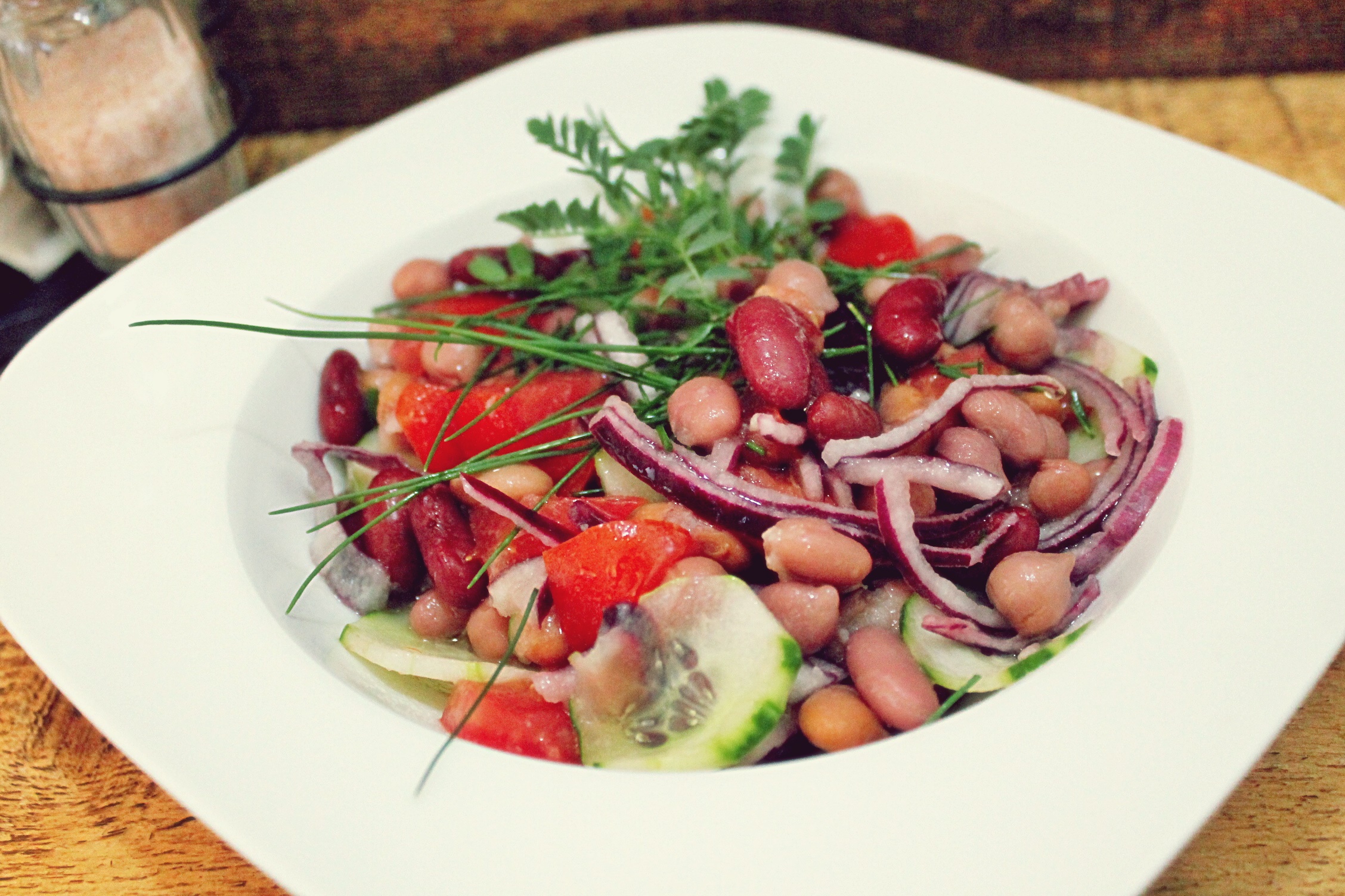 Salata cu fasole alba, rosie, naut si legume de sezon