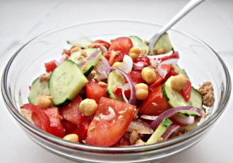 Salata cu naut, peste si legume