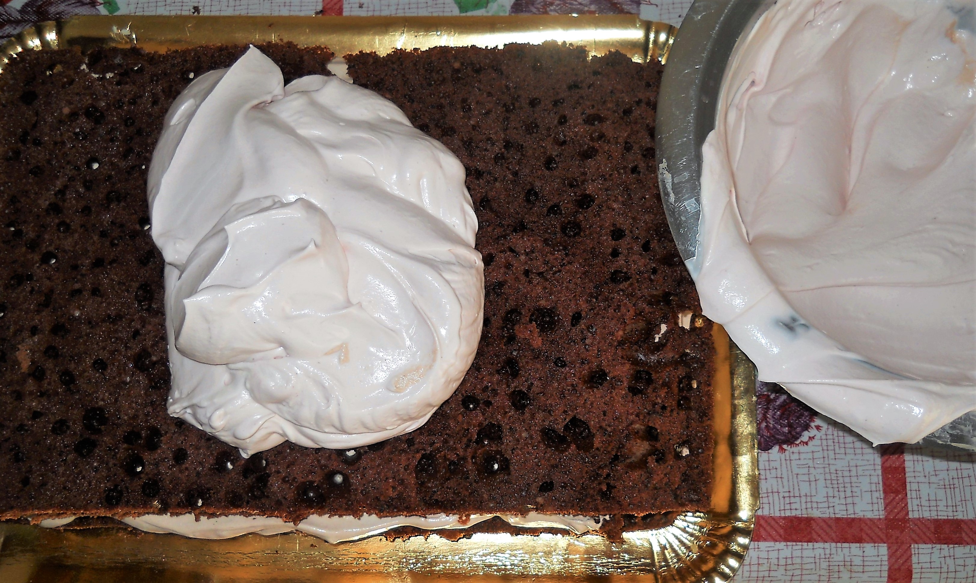 Desert tort cu crema de cirese si ciocolata