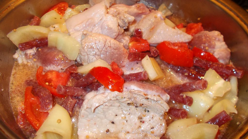 Pulpa de porc si carnaciori in sos picant la tigaie