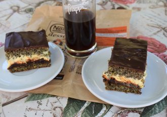 Desert prajitura cu mac, crema de vanilie si gem de caise