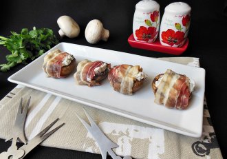 Aperitiv ciuperci umplute cu ricotta, invelite in bacon