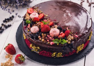 Desert tort cu crema de capsuni si glazura oglinda de ciocolata