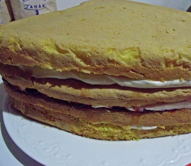 Desert tort cu crema de lamaie, capsuni si jeleu din vin sau 7 ani de bucatareala ori hlizeala pe Bucataras.ro