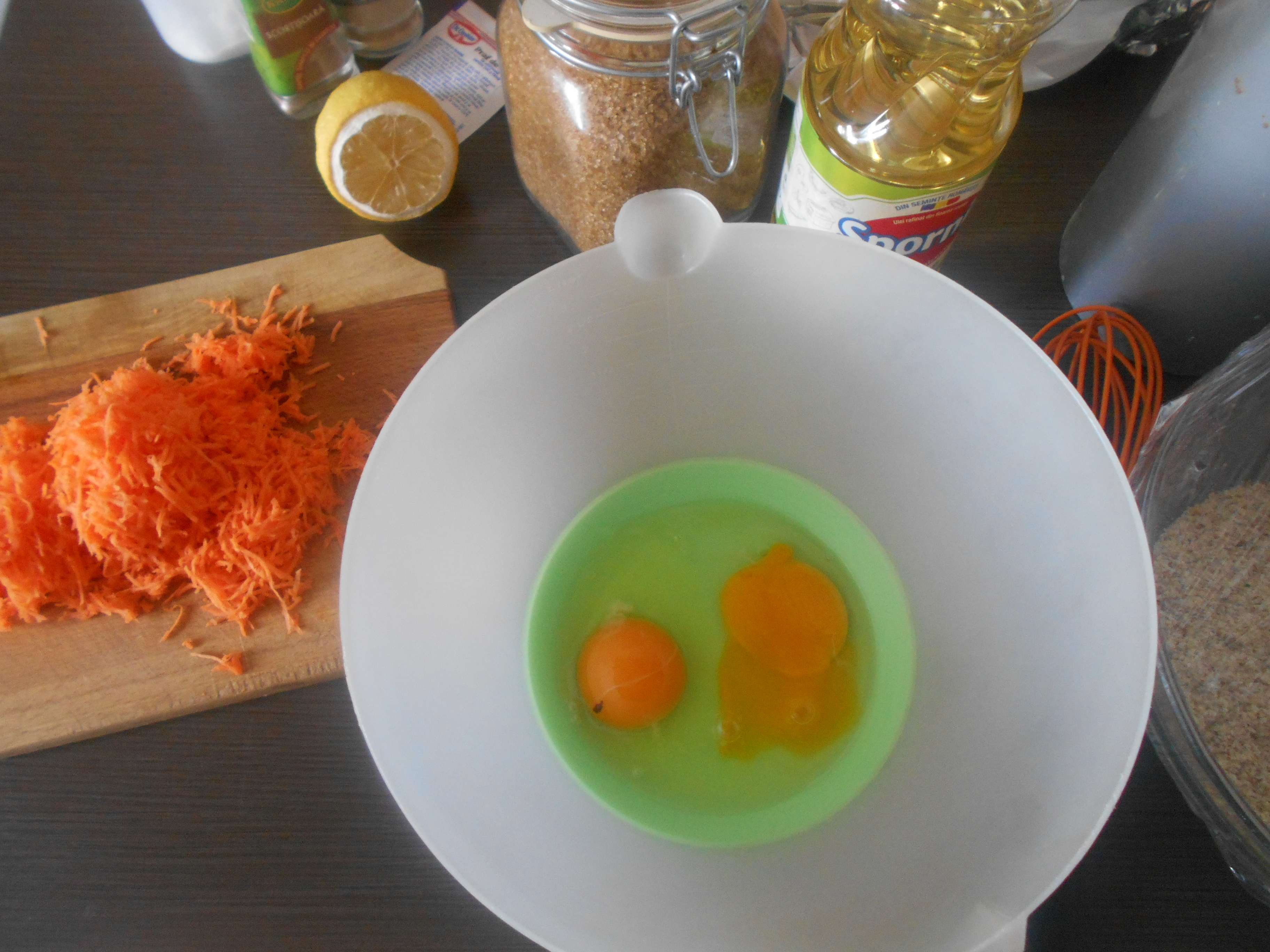 Desert prajitura cu morcovi si nuci la slow cooker Crock-Pot