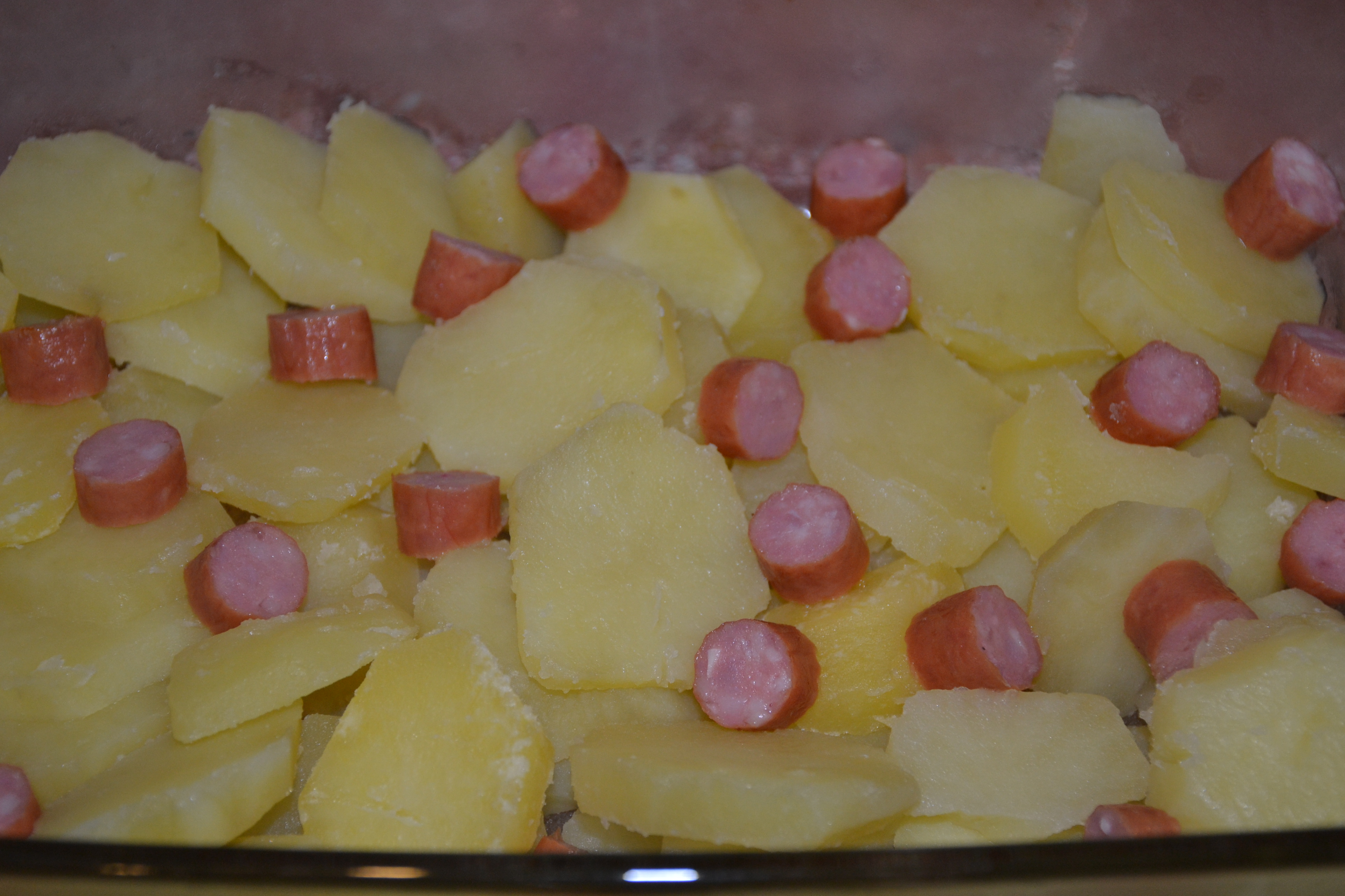 Cartofi gratinati cu carnaciori (la cuptor)
