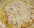 Aperitiv rulada festiva din cascaval cu omleta si carnaciori picanti-1
