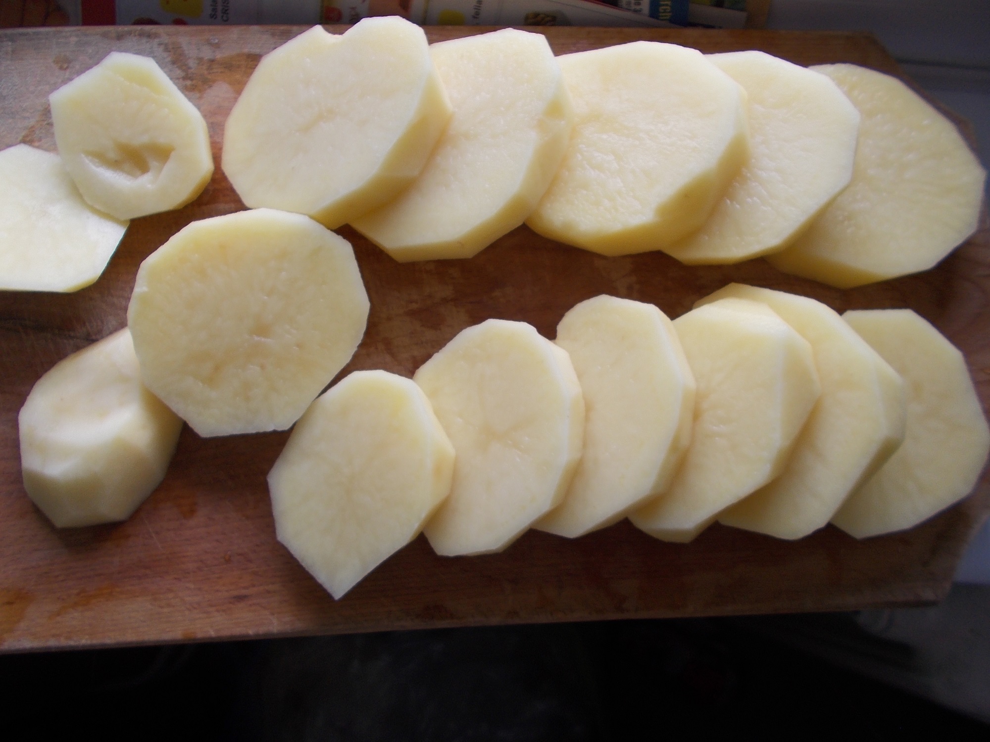 Rondele de cartofi, cu unt si cascaval la cuptor