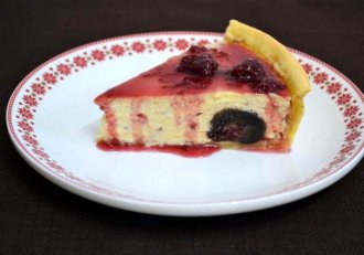 Desert tarta cu branza si dulceata de zmeura