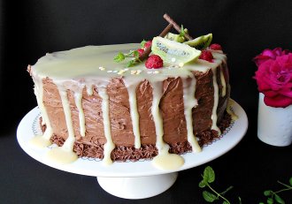 Desert tort cu crema de zmeura, de ciocolata si glazura de ciocolata alba