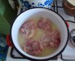 Pulpe superioare de pui in sos de ceapa, cu cartofi natur si castraveti murati-4
