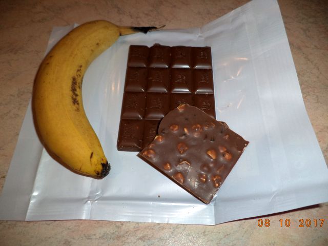 Desert clatite cu banane si ciocolata cu arahide si fructe de padure