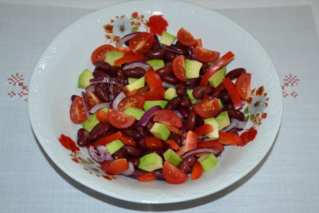 Salata de fasole rosie cu avocado si rosii cherry