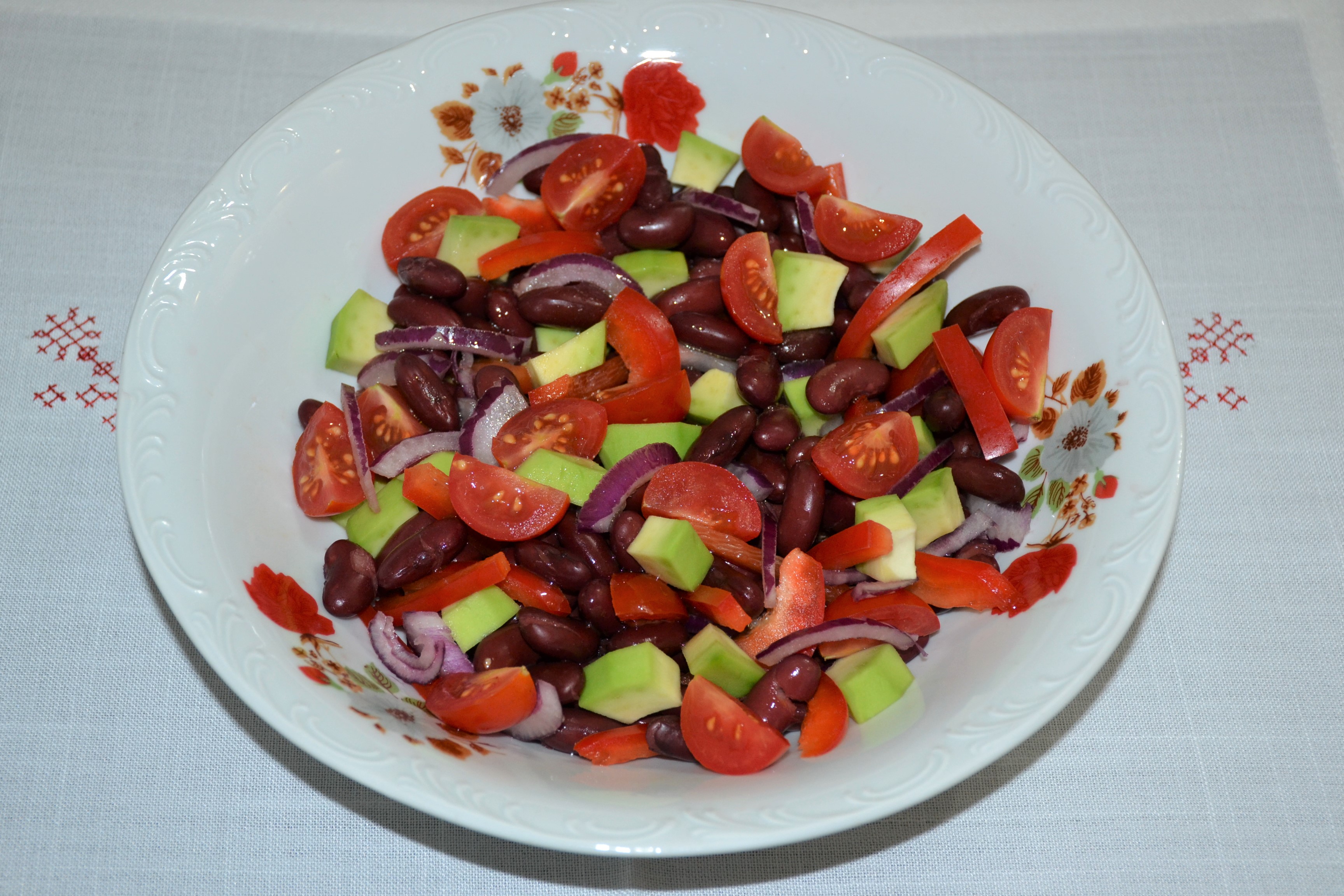 Salata de fasole rosie cu avocado si rosii cherry