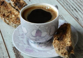 Desert biscotti cu alune, cafea si bucati de ciocolata