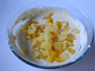 Desert prajitura cu crema de branza, mango si ananas