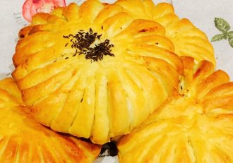 Aperitiv placinta floare cu branza si chimen