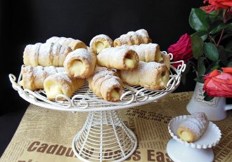 Rulouri cu crema de vanilie - Reteta delicioasa pentru un desert crocant si bun