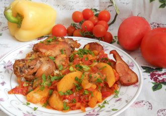 Pulpe de pui cu legume la cuptor