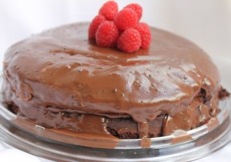 Desert tort de ciocolata cu dulceata de zmeura