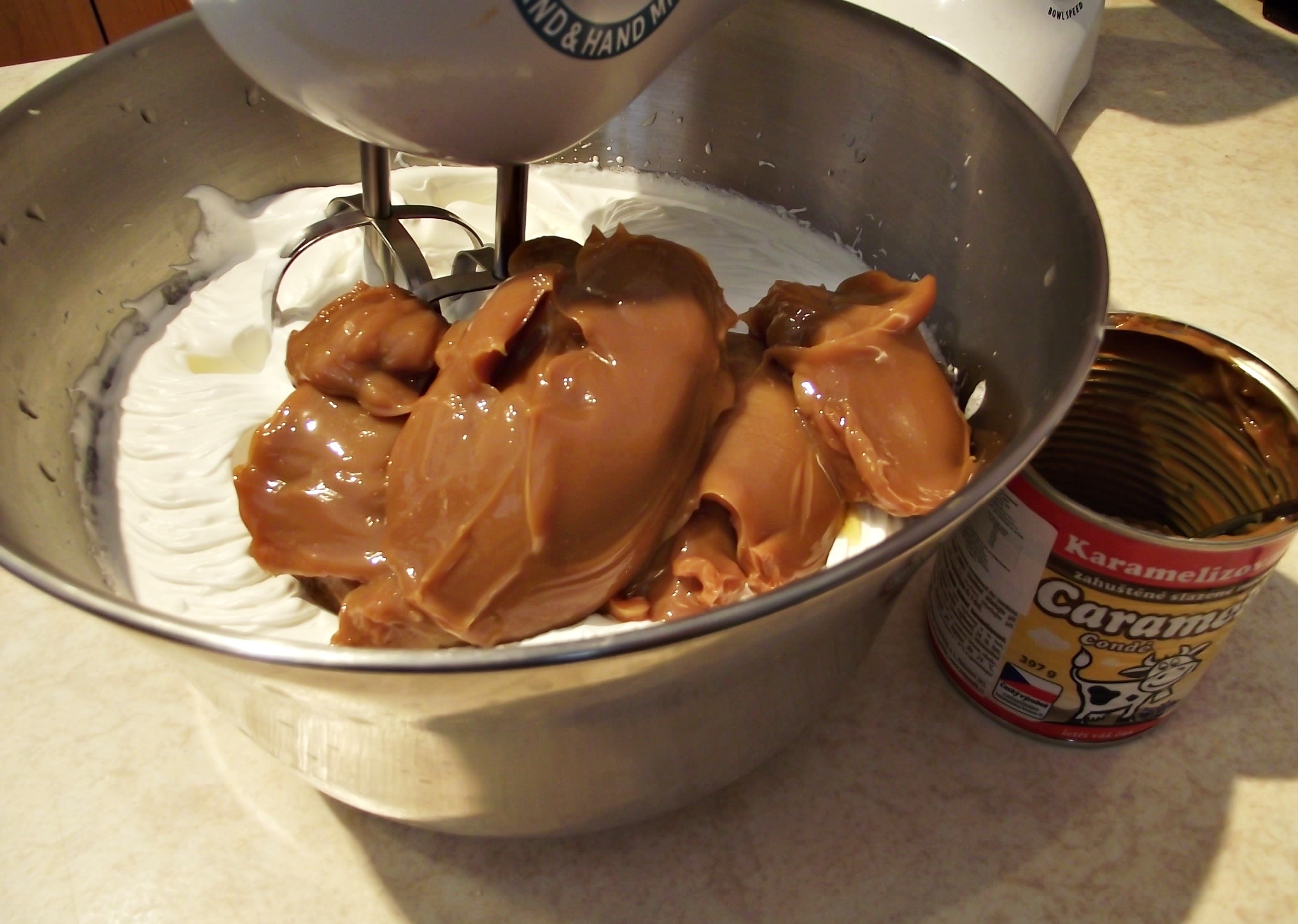 Desert tort de biscuiti cu crema caramel si jeleu de piersici