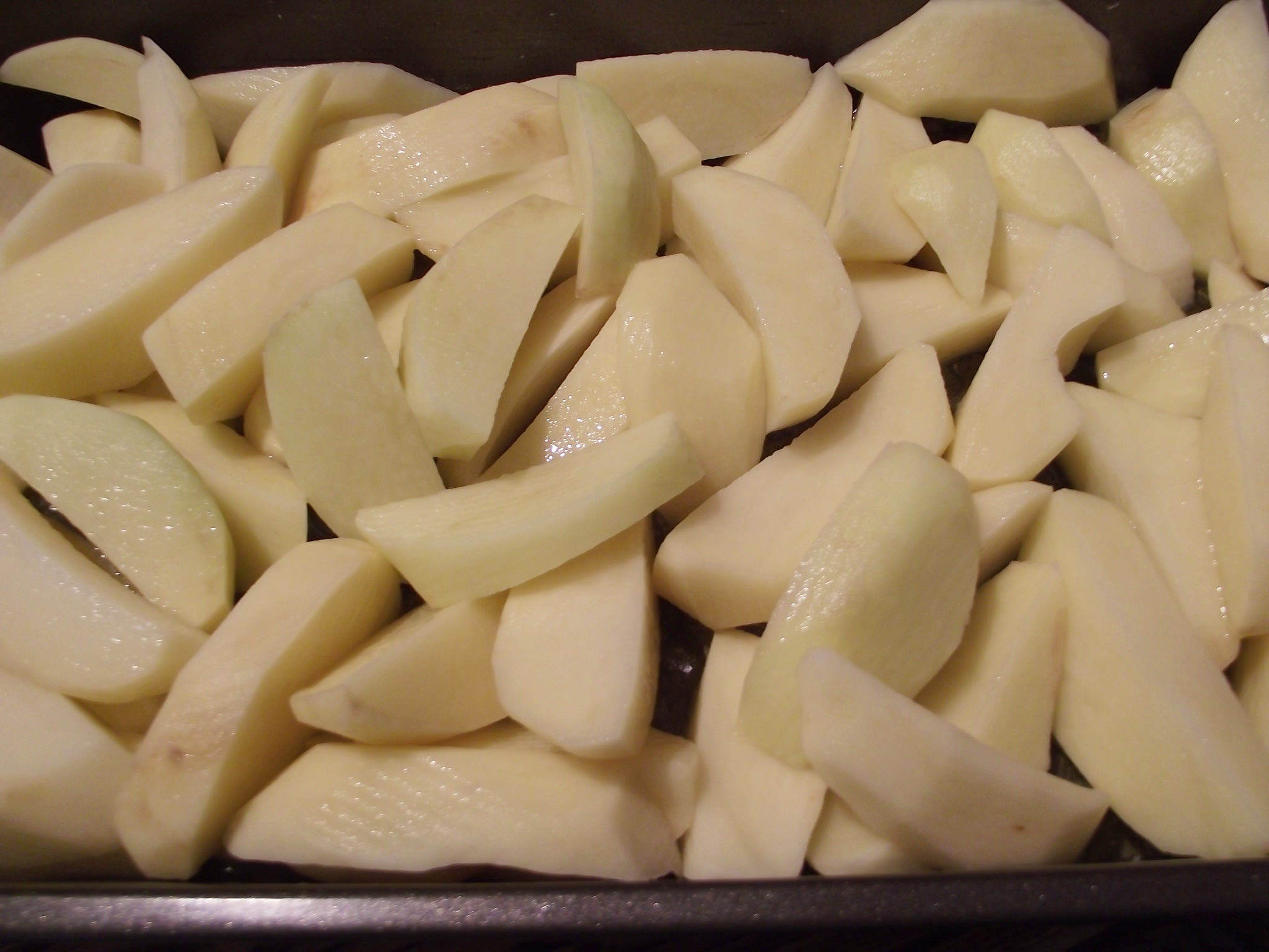 Cartofi la cuptor, cu cascaval afumat si verdeata