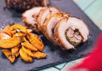 Piept de porc cu patrunjel, salvie si lamaie, la cuptor