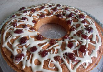 Desert guguluf cu stafide si dulceata de fragi