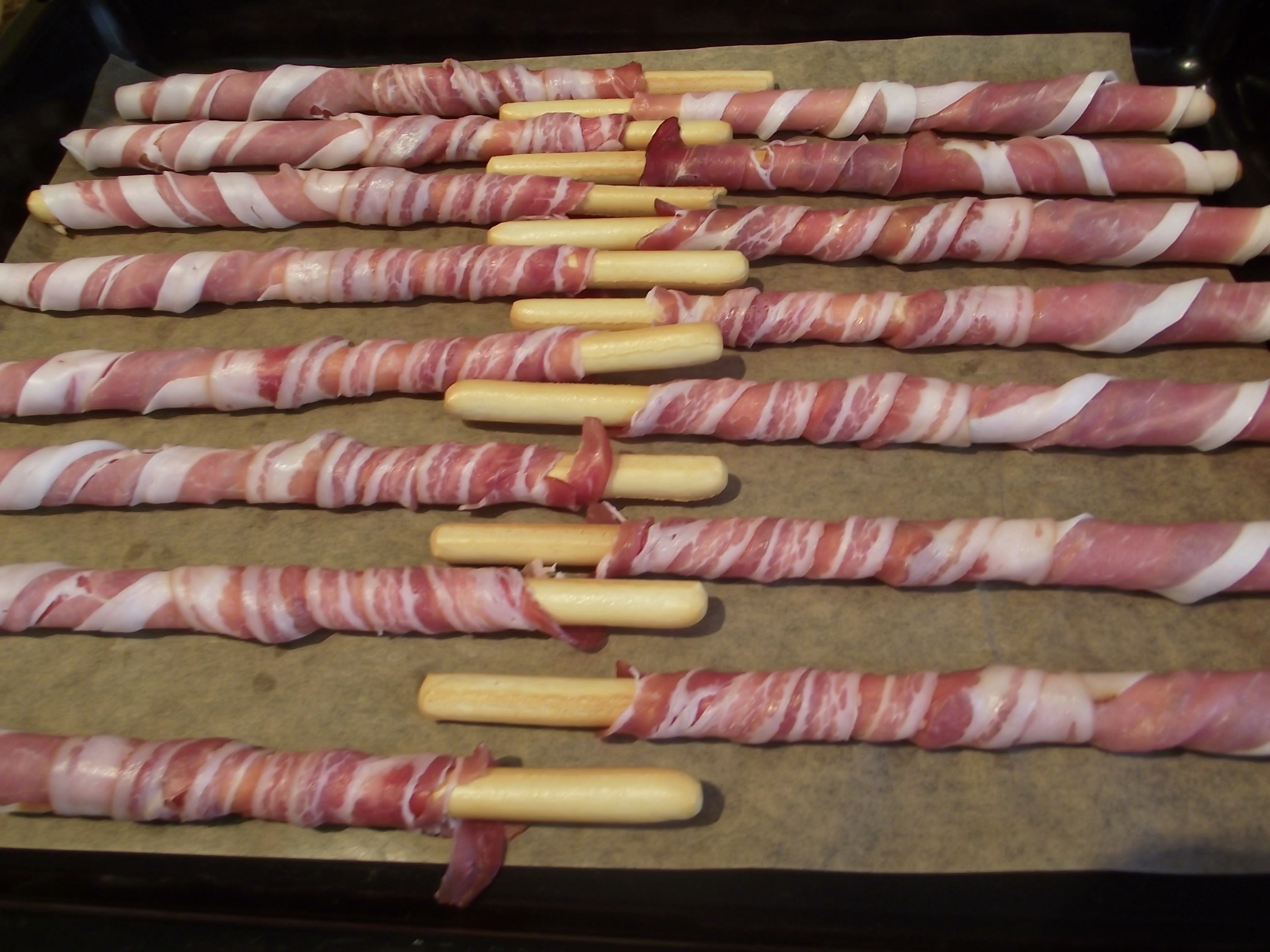 Aperitiv grisine in manta de bacon