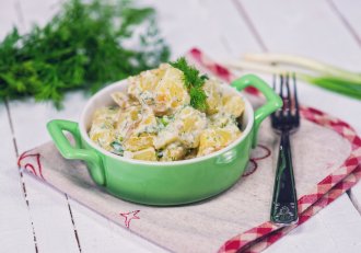 Salata calda de cartofi noi cu ceapa verde si marar