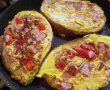 Aperitiv omleta cu sunculita taraneasca si ardei, in felii de paine-6