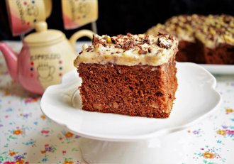 Desert negresa cu zahar caramelizat si crema de nuci