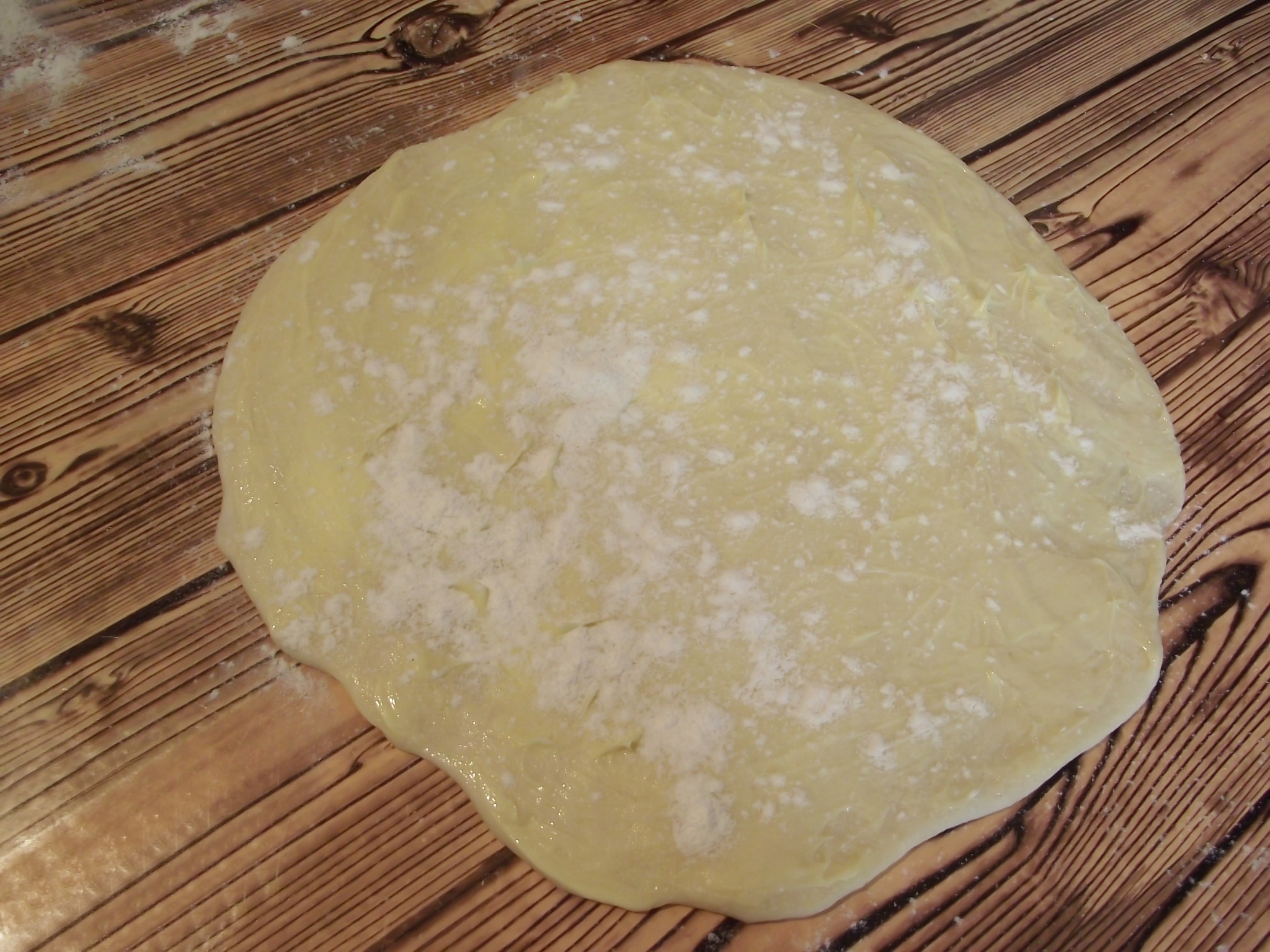 Paratha sau paine plata foietajata preparata la tigaie
