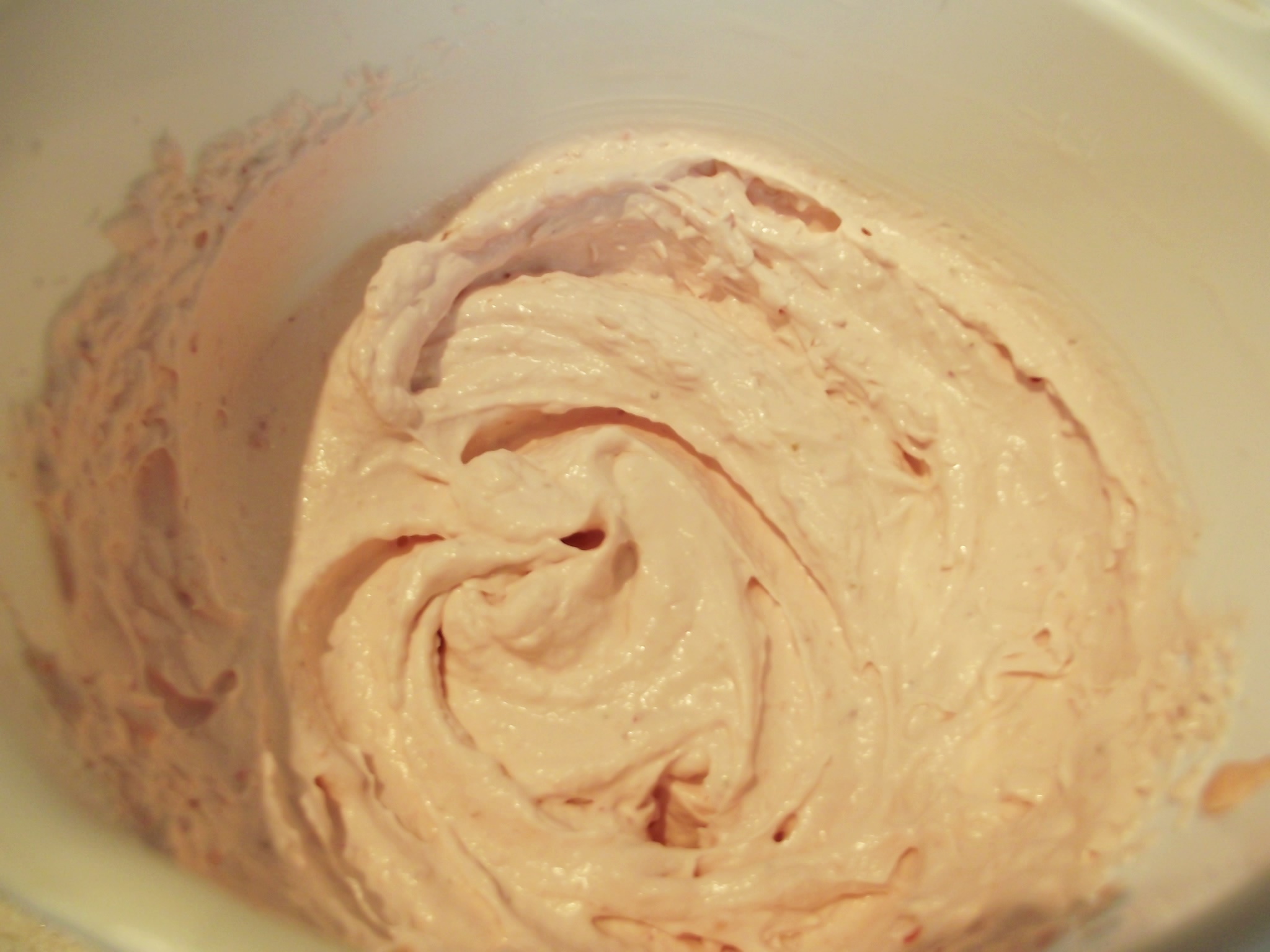 Desert cosulete din ciocolata in forma de inimioare, umplute cu crema si capsuni