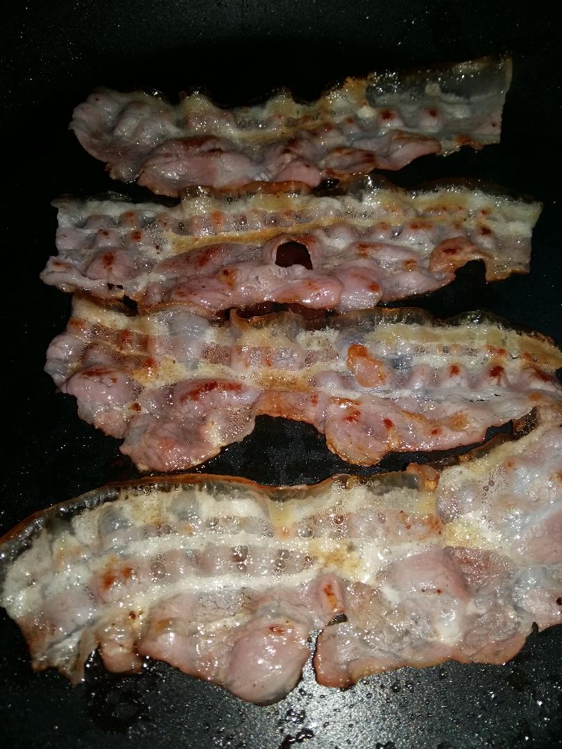 Sandvis cu bacon, avocado si ou posat