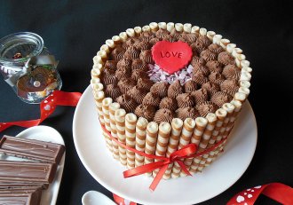 Desert tort cu crema de capsuni si ciocolata