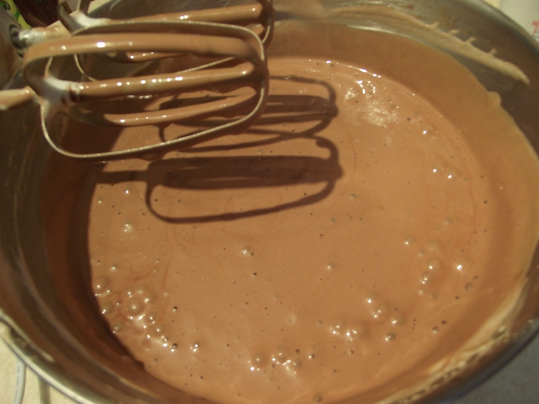 Desert tort ciocolatos cu crema de lamaie si fructe de padure