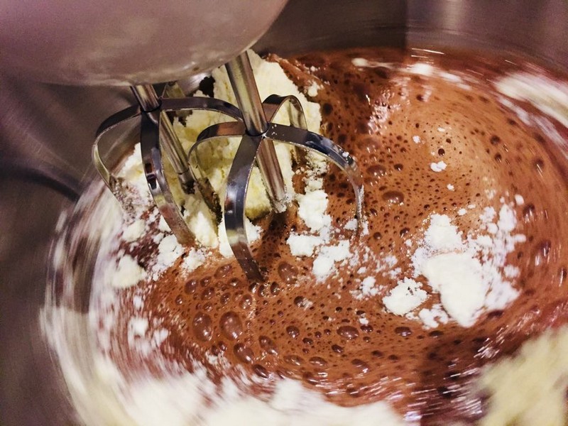 Desert cupcakes cu cafea, ciocolata espresso, frisca si fulgi de ciocolata