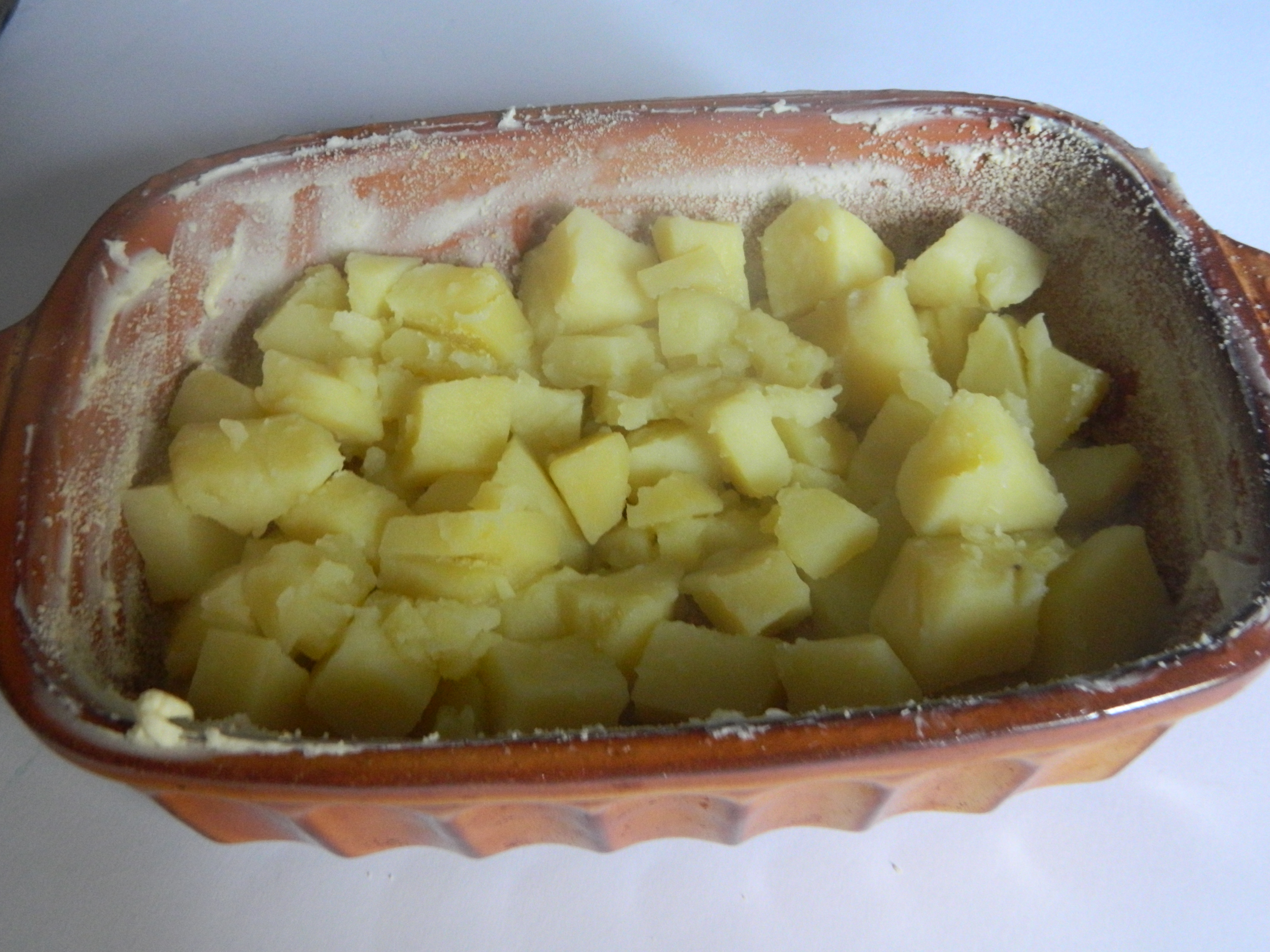 Cartofi in straturi cu spanac si sos de branza